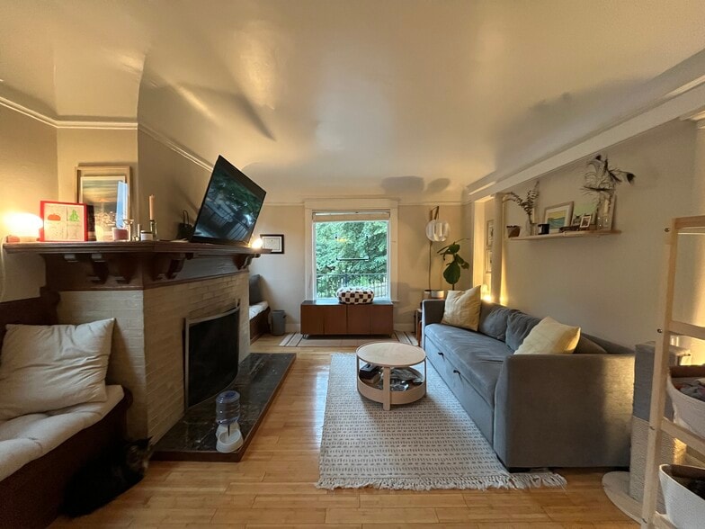 Gas fireplace - 1867 SW 14th Ave