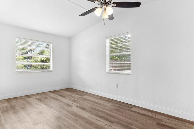 Building Photo - 1134 NW 18th Ave