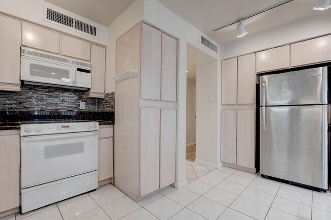 Building Photo - 3111 Bel Air Dr