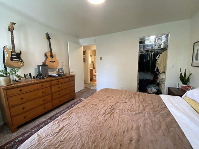 Building Photo - Spacious 2-Bedroom Townhome in Fairhaven with Spacious Fenced Yard