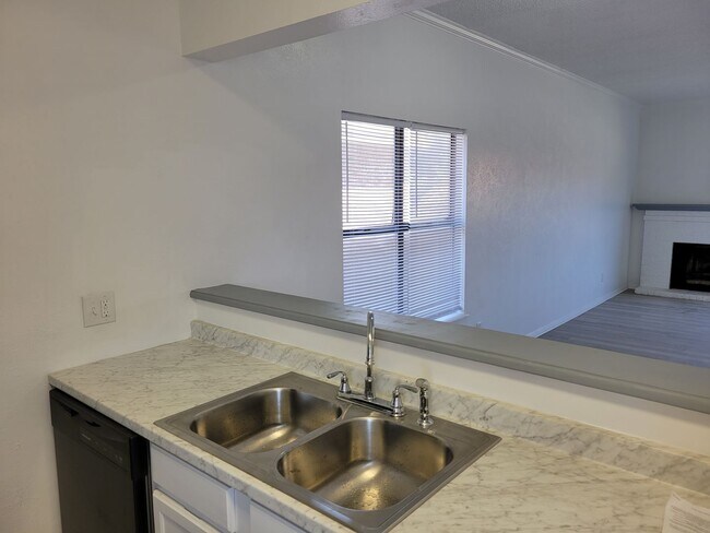 Building Photo - LUXURY LARGE UNIT IN EAST CLOVIS ALL NEW INTERIOR