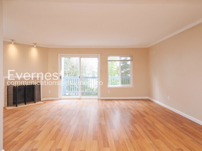 Building Photo - 2 Bed, 1.5 Bath Condo with Off-Street Parking / Available Now!