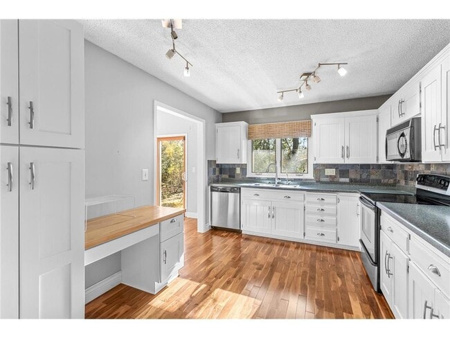 Building Photo - 16405 13th Ave N