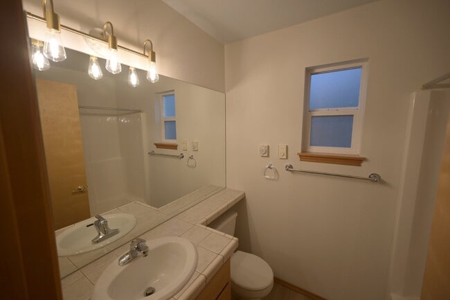 Building Photo - Charming 3 Bed, 2 Bath Home in Summer Bree...