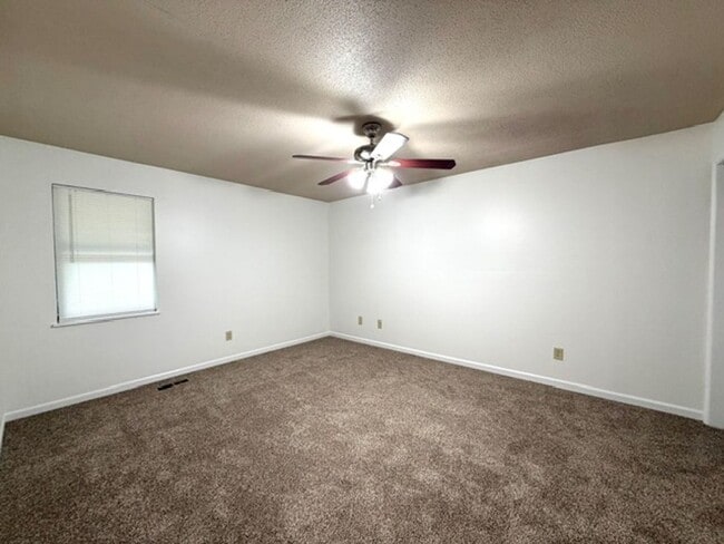 Building Photo - **MOVE IN SPECIAL, 1/2 OFF FIRST MONTHS RENT** 2 Bedroom 1 Bath Duplex with garage/basement and c...