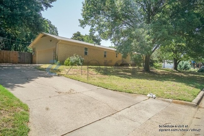 Building Photo - 1201 Ravenwood Dr