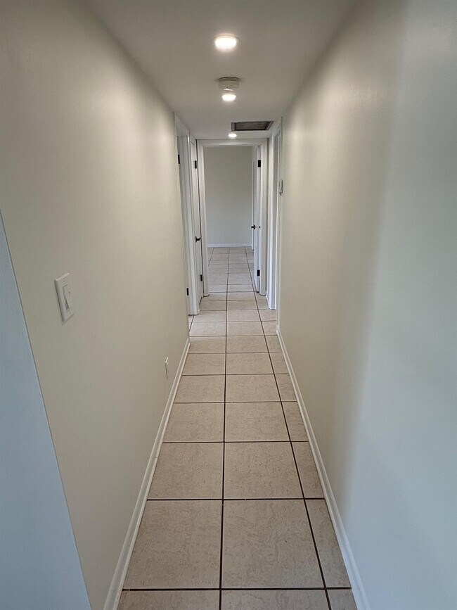 Building Photo - 1950 N Andrews Ave