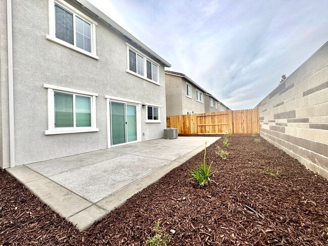 Building Photo - BRAND NEW 4 BEDROOM, 2.5 BATHS, 2 CAR GARA...