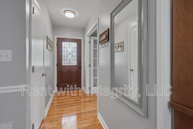 Building Photo - 1917 Sharon Rd