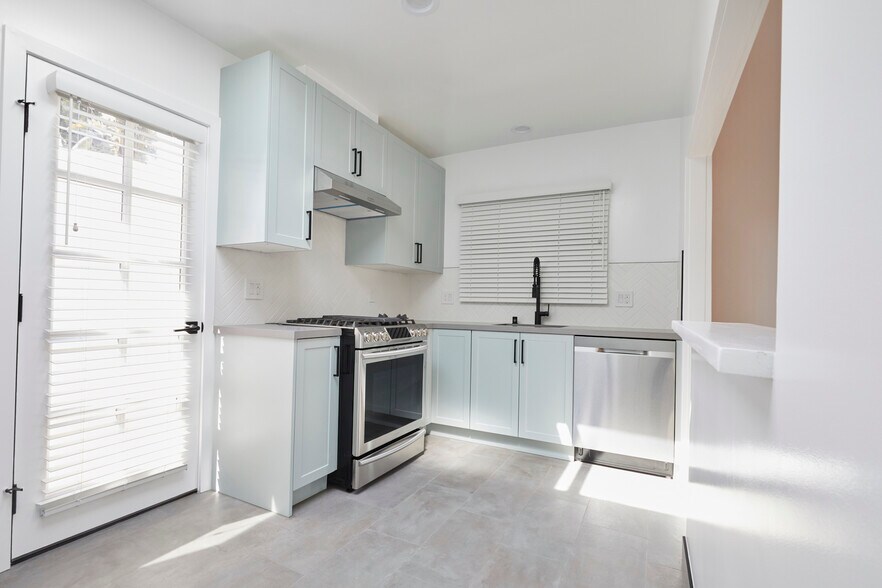 Building Photo - 640 Santa Clara Ave