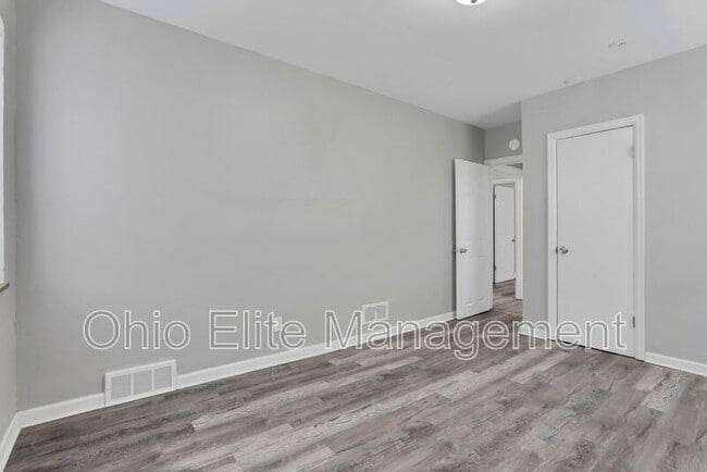 Building Photo - 987 Lilley Ave
