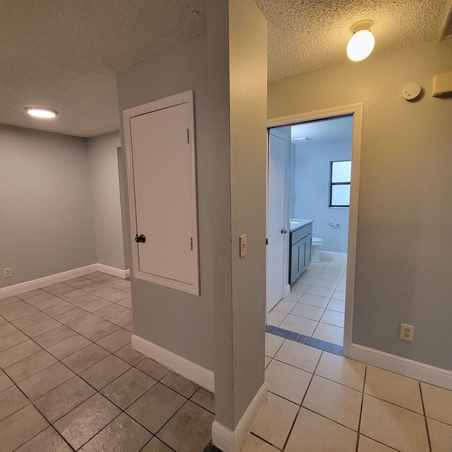 Building Photo - Charmin 3/1 Duplex In Groveland FL