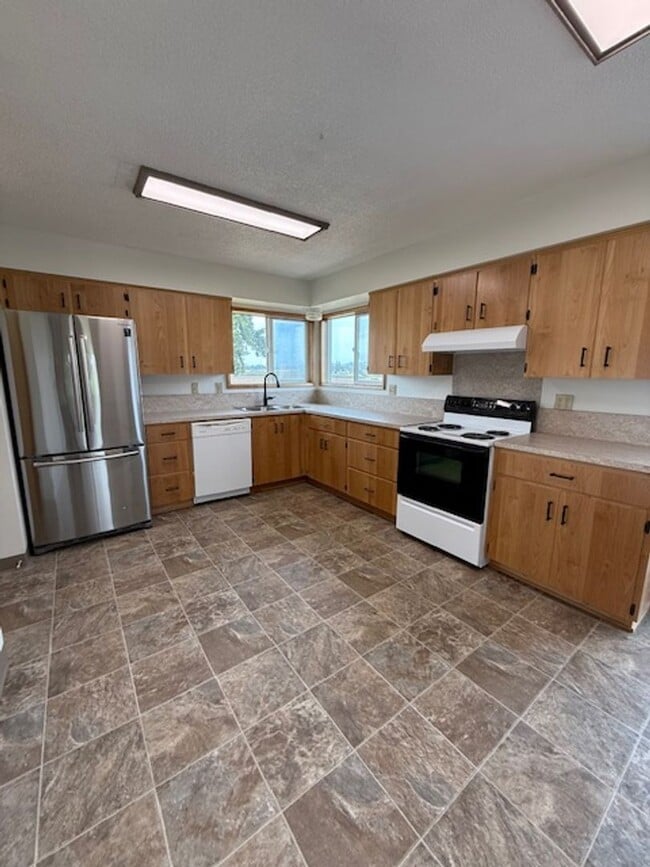 Building Photo - 4 Bedroom 2 Bath Country home Dundee OR. P...