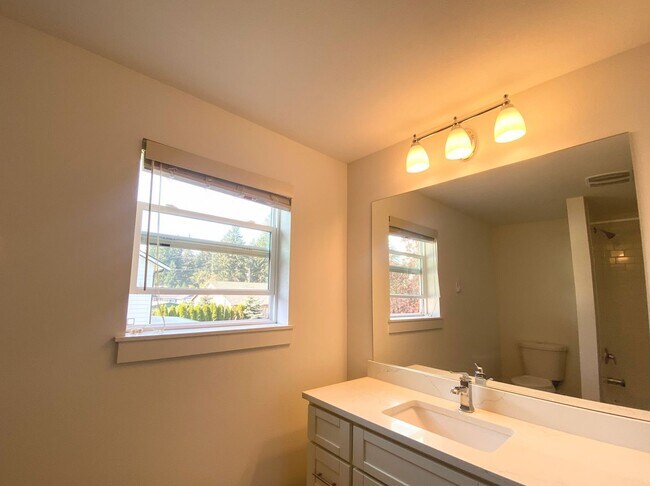 Building Photo - Vintage University Place Four Bedroom