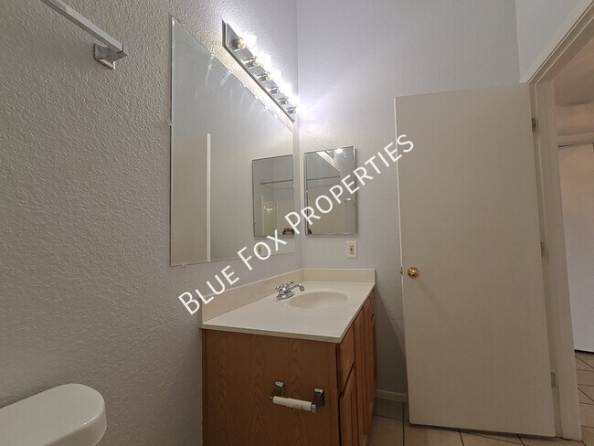 Building Photo - 7960 S Lennox Ln