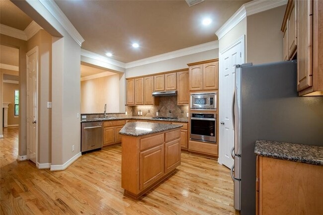 Building Photo - 2906 Royal Oaks Crest