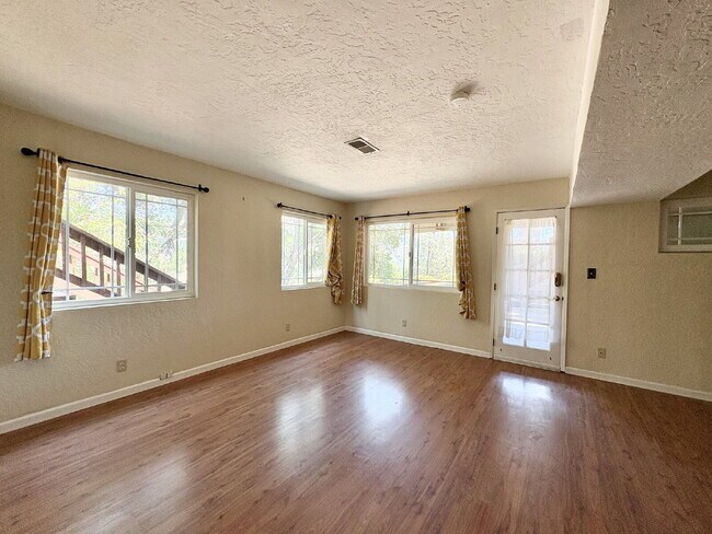 Building Photo - Charming 4-Bed by the Lake in Morgan Hill