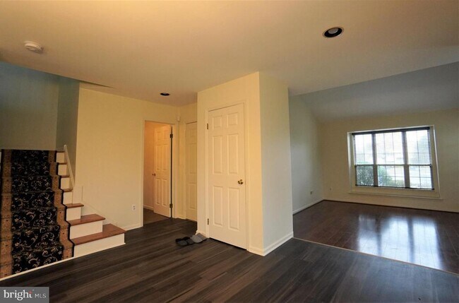 Building Photo - 458 Country Club Dr