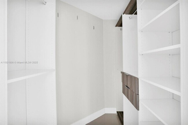 Building Photo - 1010 SW 2nd Ave