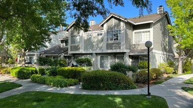 Building Photo - Townhouse 2 bedrooms, 2 1/2 baths, 2 car g...