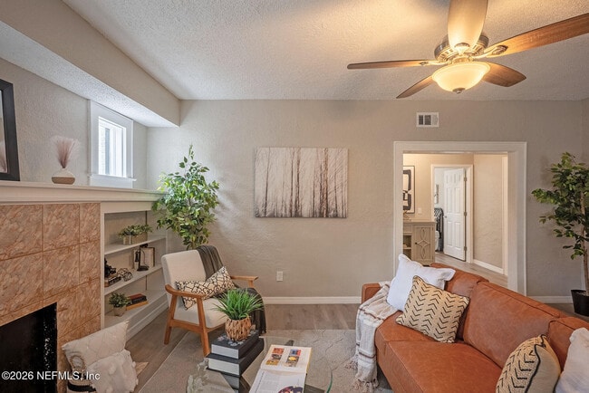 Building Photo - 325 Alder St