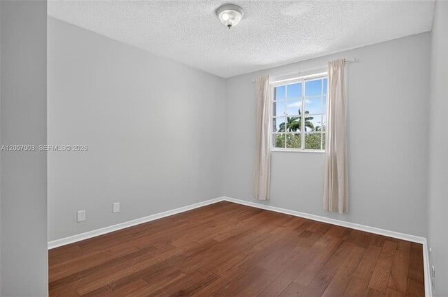 Building Photo - 498 Cambridge Ln