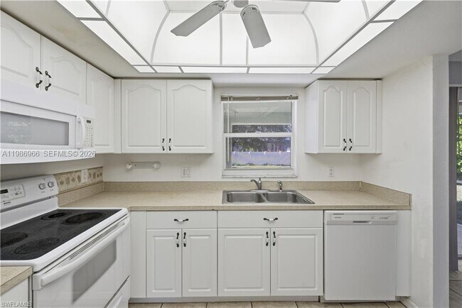 Building Photo - 826 SE 5th Ct
