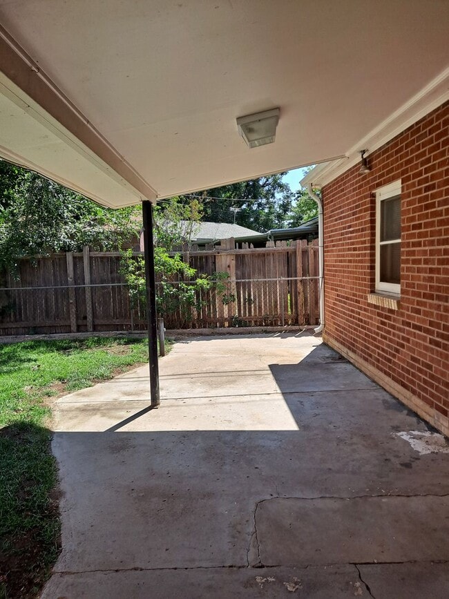 Building Photo - ALL PROSPECTIVE TENANTS MUST SUBMIT A $58 NON-REFUNDABLE APPLICATION FEE PER APPLICANT ONLINE AND...