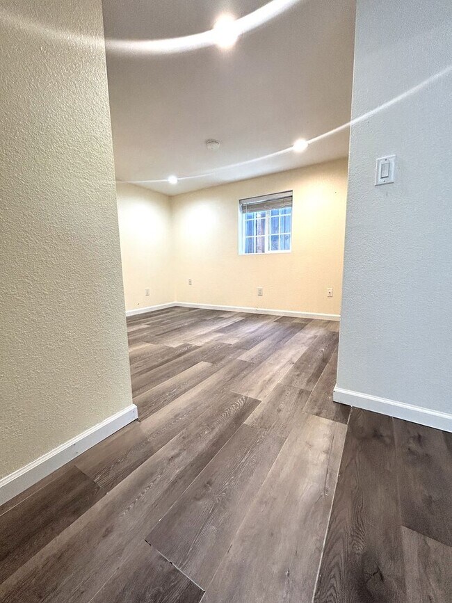 Building Photo - 1-Bedroom ADU with Full Kitchen, Loft & In...