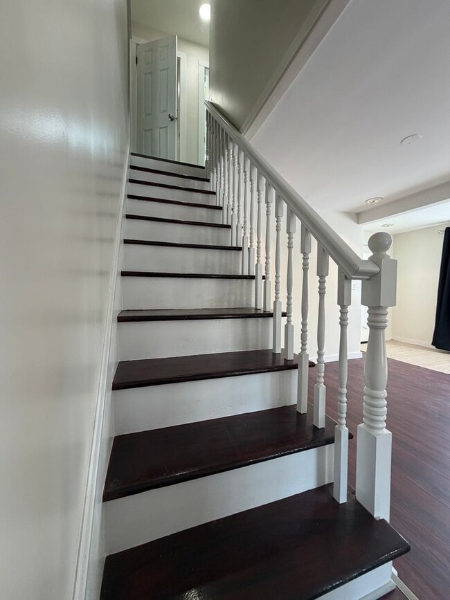 Building Photo - Charming 3-Bedroom Home Near Pontoosuc Lake