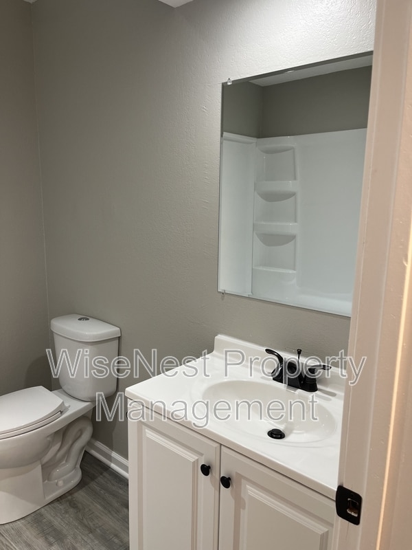 Building Photo - 708 NE Ball Dr