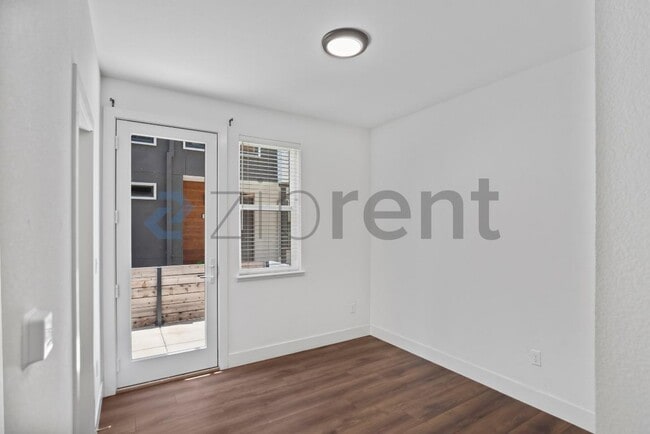 Building Photo - Unit
