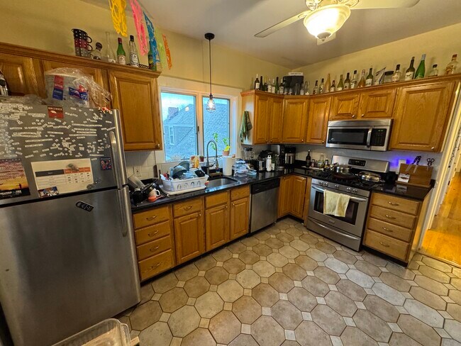 Building Photo - 176 Elm St