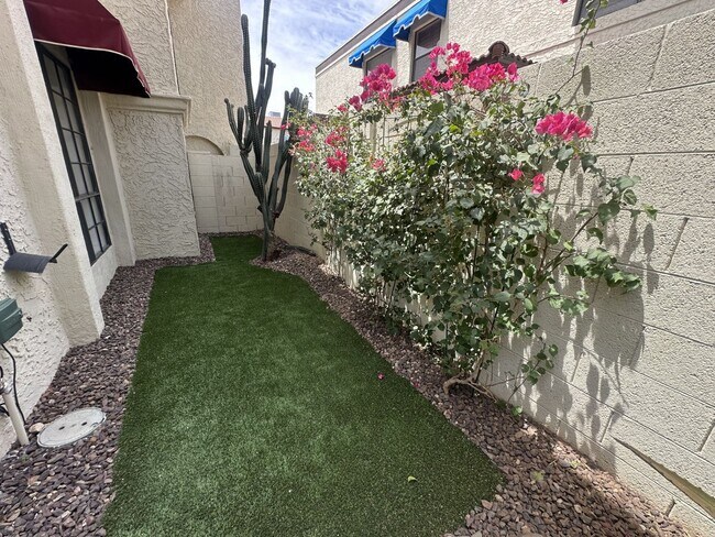 Building Photo - Point South Mountain; Located in the highly desirable Point South Mountain Community, resort styl...