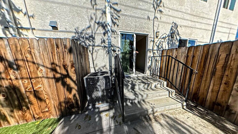 Building Photo - 630 1/2 W 79th St