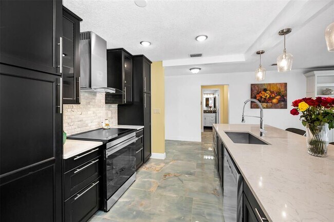 Building Photo - 100 Bluff View Dr