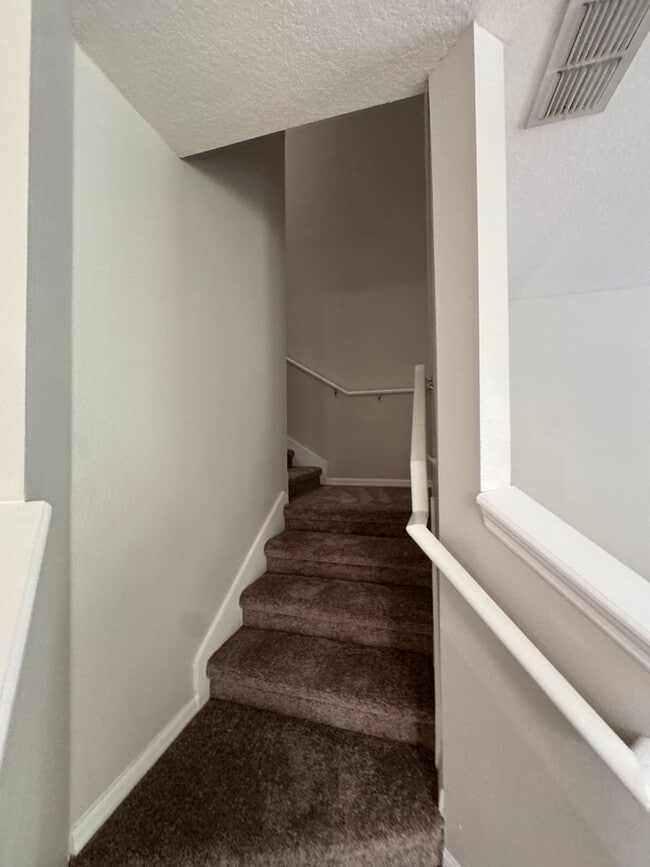 Building Photo - 3BD / 2.5BA Carriage Home