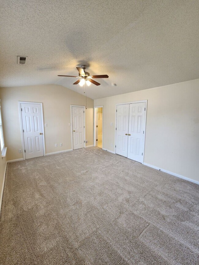 Building Photo - Comfortable 3BD, 2.5BA North Raleigh Townhome with HOA Amenities