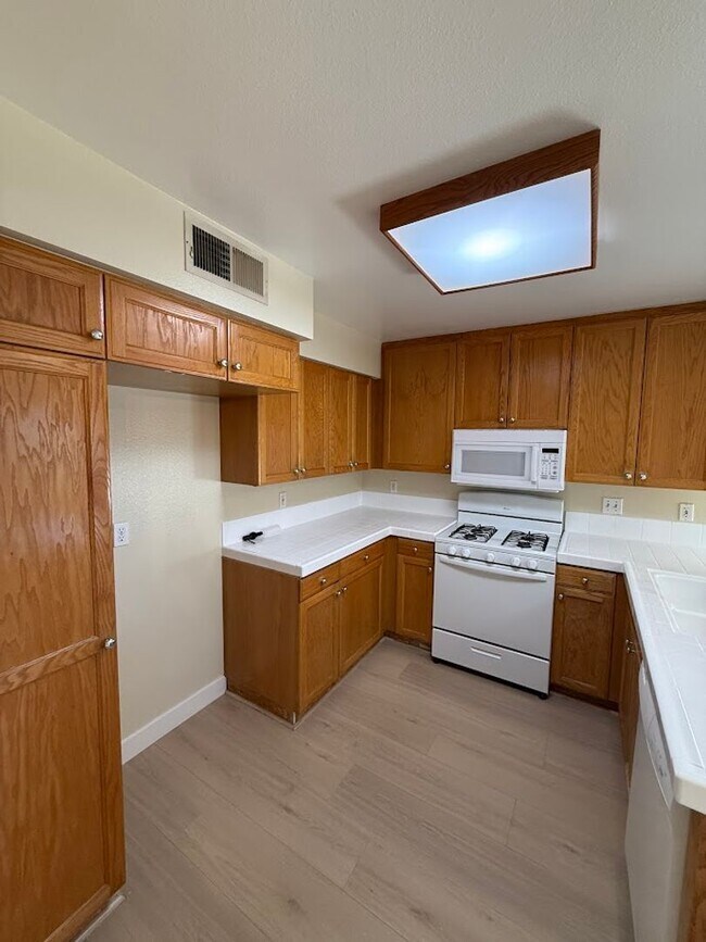 Building Photo - Beautiful 3 Bedroom 2 1/2 Bathroom Granada Hills Townhouse! Must See! Ready For Move-In!