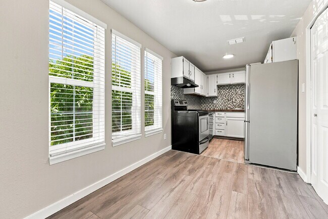 Building Photo - $1,295.95 1 bed, 1 bathroom, located in Aurora with a washer and dryer.