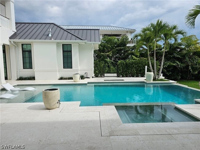 Building Photo - 637 Palm Cir W