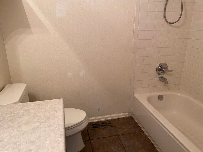 Building Photo - Wonderfully updated and maintained 3 bedro...