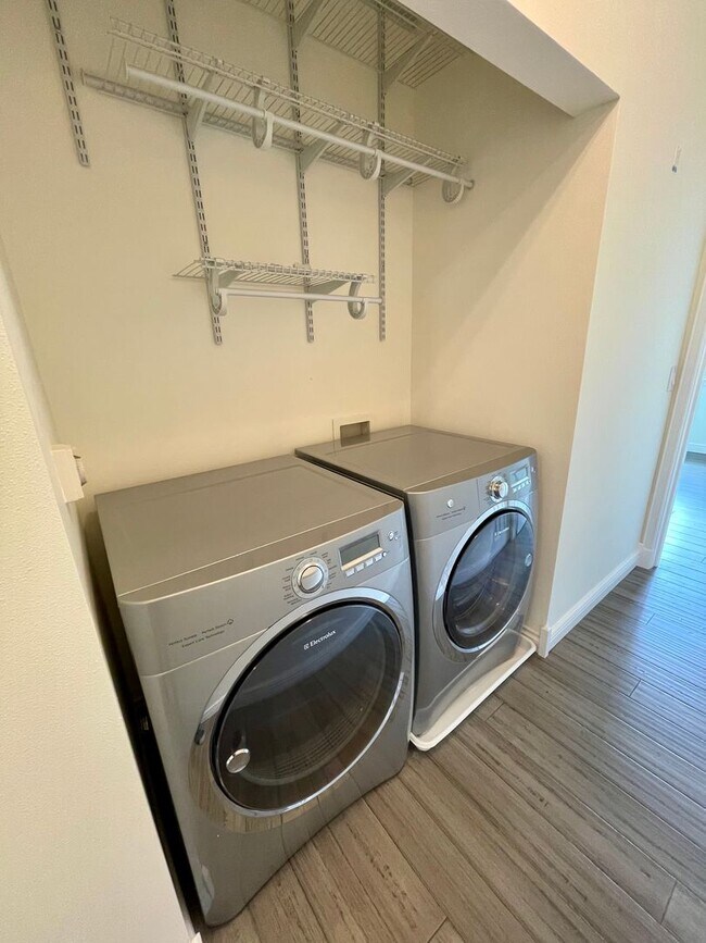 Building Photo - Issaquah Townhouse at Peregrine Point...