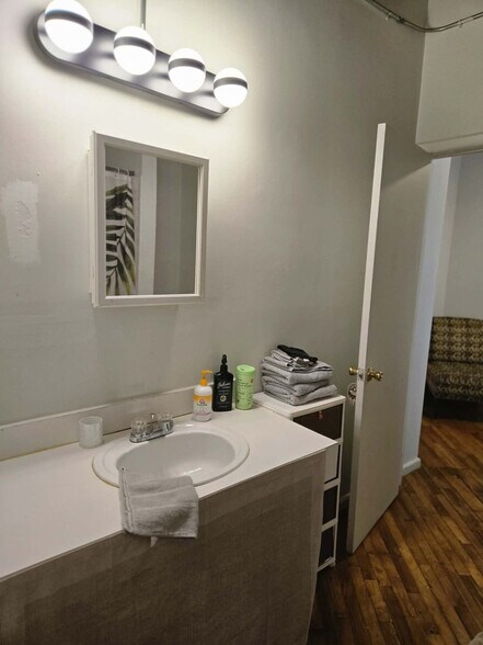 Building Photo - 227 Iron St