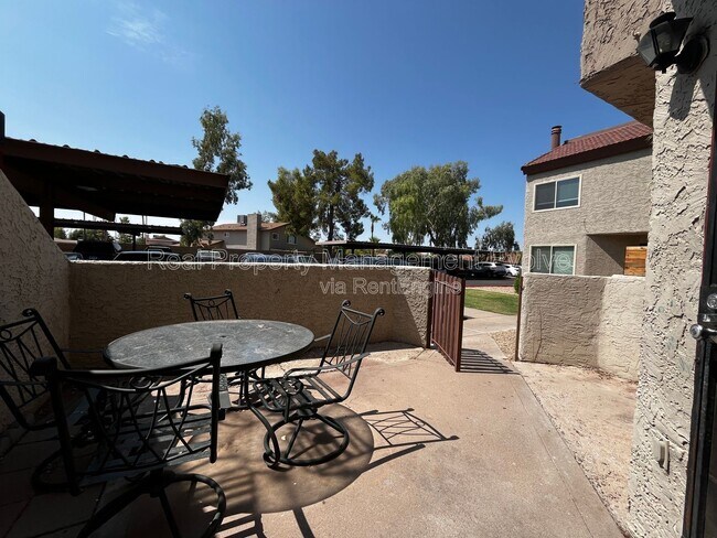 Building Photo - 2040 S Longmore