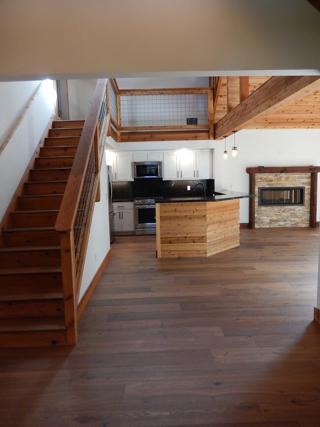 Building Photo - 1,188 Square Foot Recently built custom Cr...
