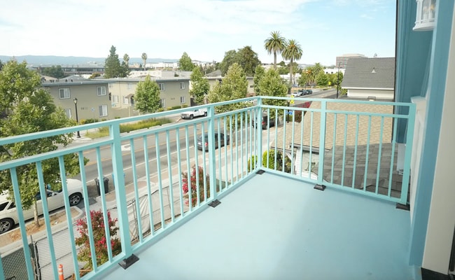 Building Photo - Updated top floor 1 bedroom In A Great Neighborhood!