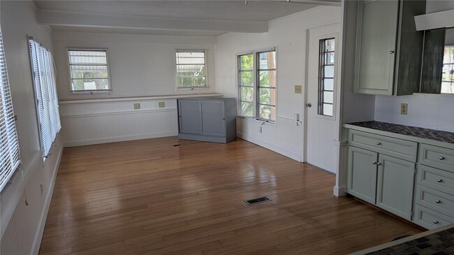 Building Photo - 3114 10th St W