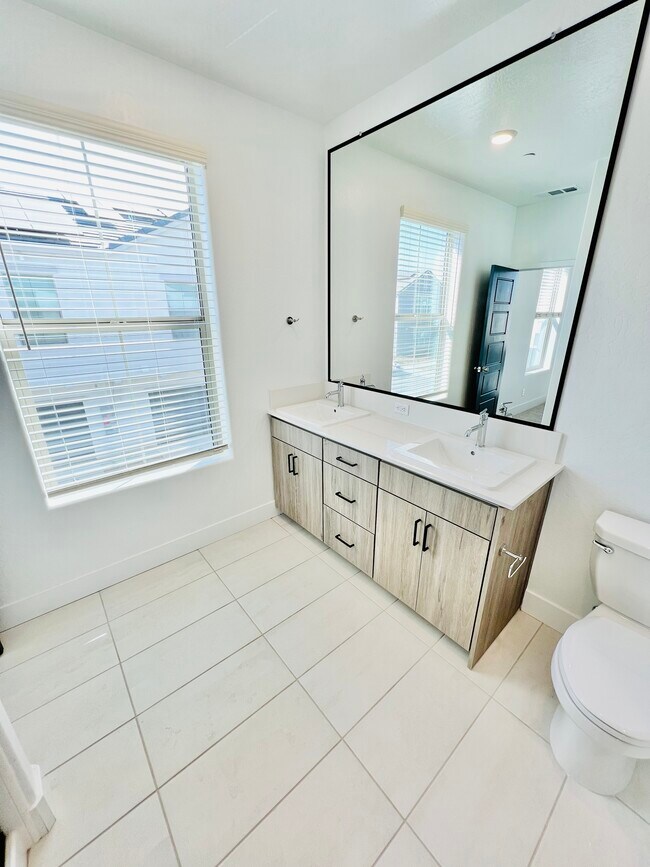 Building Photo - 2821 E Tamarind Dr
