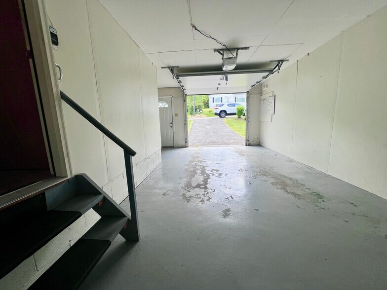 1 car garage - 18 Ridgecrest Ave